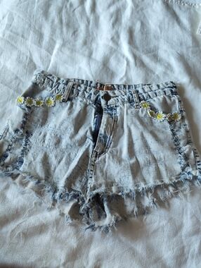 36 Point 5 Light Acid-Wash Denim Shorts with Daisy Trim